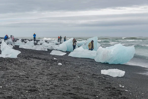 Atividade turística na Lagoa Glaciar Jokulsarlon com icebergs i — Fotografia de Stock