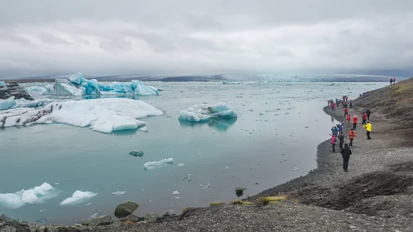 Touristische Aktivität in der Gletscherlagune jokulsarlon mit Eisbergen i — Stockfoto