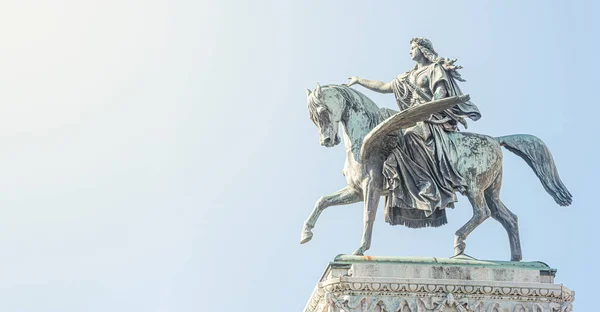 Bannière avec sculpture sur le toit de la déesse Muse chevauchant Pegasus, une victoire — Photo