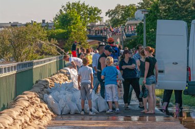 Magdeburg şehir merkezindeki Elbe Nehri 'nde büyük bir sel var.