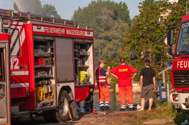 Magdeburg şehir merkezindeki Elbe Nehri 'nde büyük bir sel var.