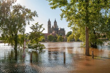 Magdeburg şehir merkezindeki Elbe Nehri 'nde büyük bir sel var.
