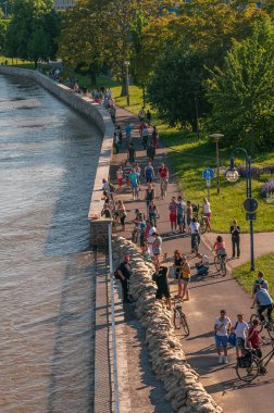 Magdeburg şehir merkezindeki Elbe Nehri 'nde büyük bir sel var.