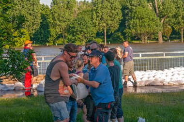 Magdeburg şehir merkezindeki Elbe Nehri 'nde büyük bir sel var.
