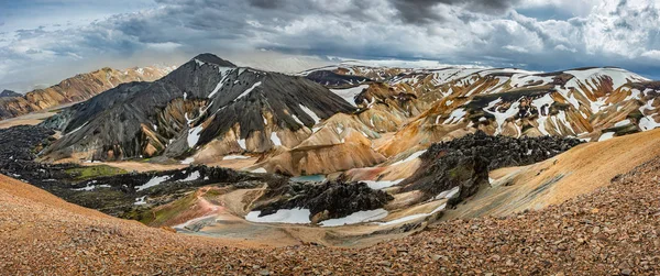 Panoramik manzara ikonik gökkuşağı volkanik dağları üzerinde L — Stok fotoğraf