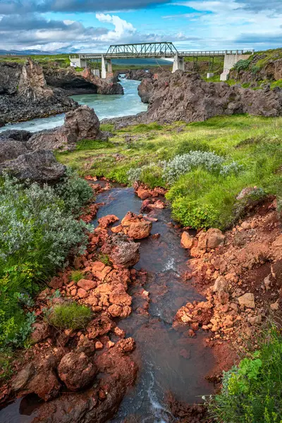 Pont sur une rivière avec une cascade puissante Godafoss en Islande , — Photo