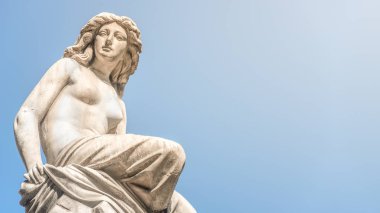 Güzel üstsüz kız Viyen 'deki Opera Çeşmesi' nin zirvesinde