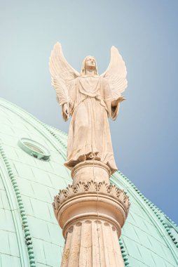 Evanjelik kilise Aziz Nikolai de kanatlı melek heykeli su