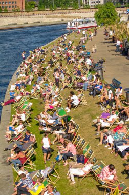 Spree ch 'deki Cafe Capital Plajı' nda insanları rahatlatıyor.
