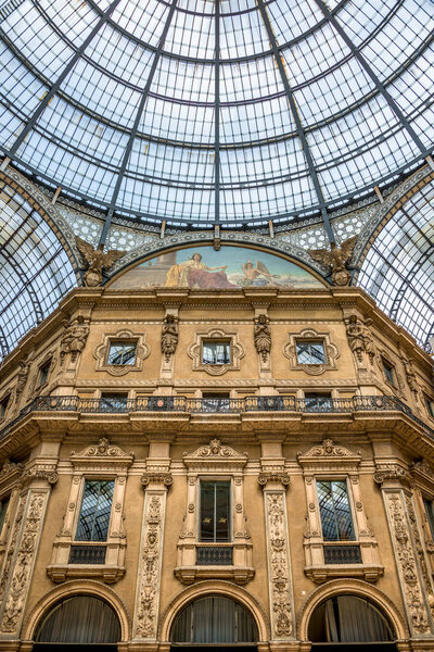 Геометрический и исторический интерьер Галереи Витторио Эмануэль
