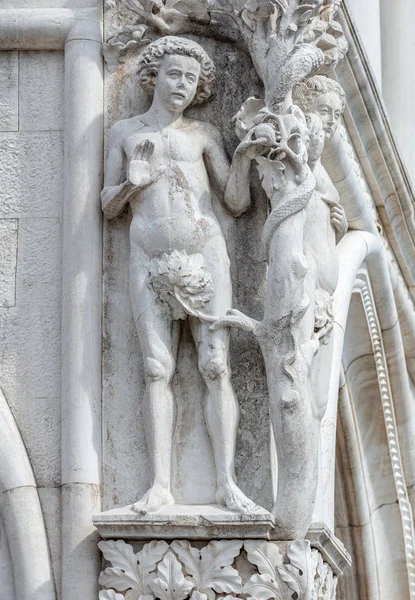 Eldgamle skulpturer av vakre Eva med eple og Adam fra – stockfoto