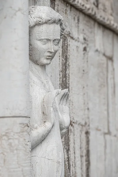Porträt der alten Skulptur von schönen venezianischen Renaissancen — Stockfoto