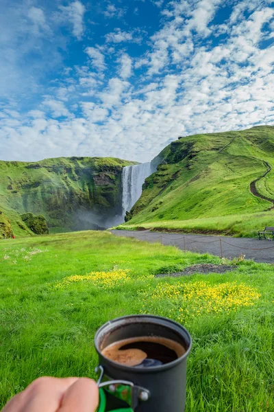 Making morning coffee in front of famous Skogarfoss waterfall, w — 스톡 사진