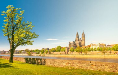 Elbe 'nin panoramik manzarası, katedral, eski ve modern şehir ve bir Ben.