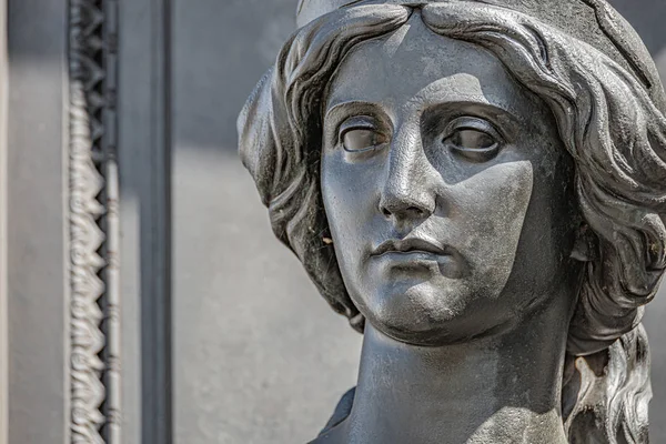 Alte Statue einer sinnlich schönen Kriegerin als Verteidigerin bei t — Stockfoto