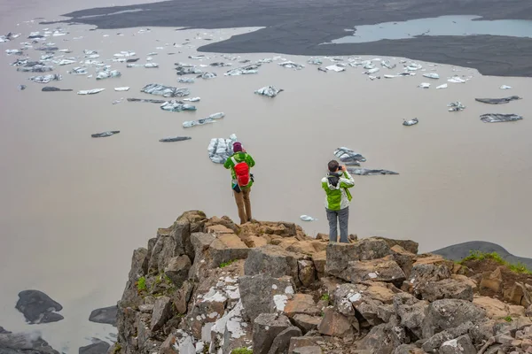 Panoramiczny widok na lodowiec Skaftafellsjokull i turystów, a wa — Zdjęcie stockowe