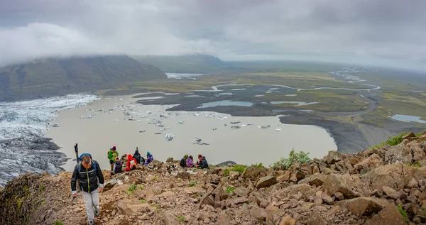 Panoramautsikt över Skaftafellsjokull glaciär och turister, en wa — Stockfoto