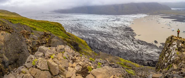 Panoramic view over Skaftafellsjokull glacier and tourists, a wa — Stock Photo, Image