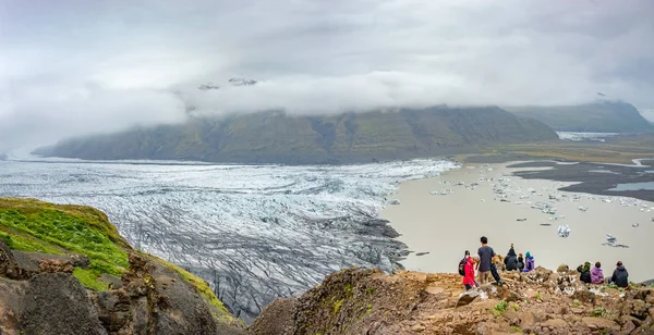 Vista panorâmica sobre a geleira Skaftafellsjokull e turistas, a wa — Fotografia de Stock