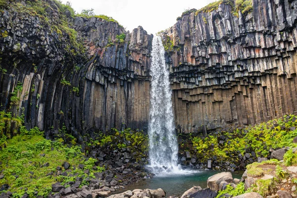 Wunderschöner und hoher svartifoss wasserfall mit schwarzer basaltsäule — Stockfoto