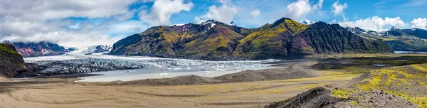 Panoramiczny widok na lodowiec Skaftafellsjokull i turystów, a wa — Zdjęcie stockowe