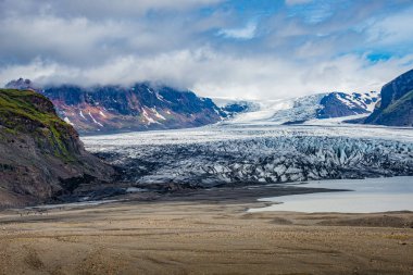 Skaftafellsjokull buzulu ve turistler üzerindeki panoramik manzara,