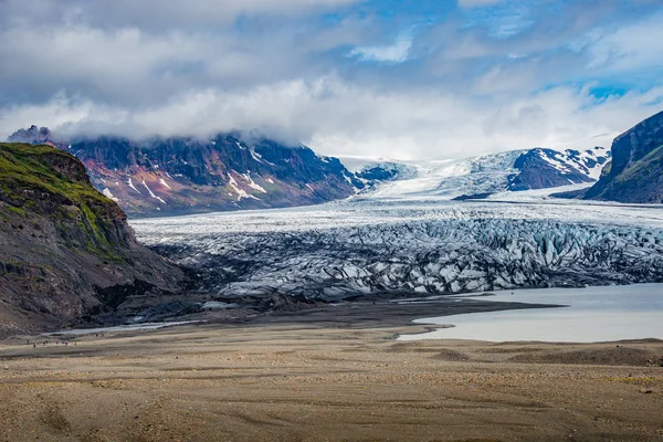 Panoramablick über den skaftafellsjokull-gletscher und touristen, a — Stockfoto