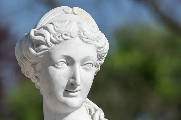 Antigua estatua de una sensual mujer desnuda de la Era del Renacimiento en el parque — Foto de Stock