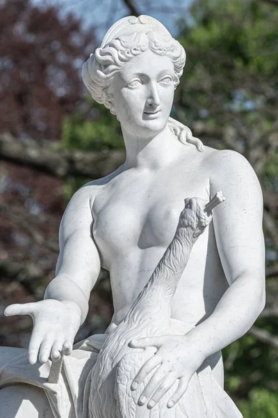 Old statue of a sensual naked Renaissance Era woman in the park — 스톡 사진