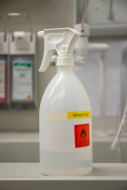 Virüsten dezenfeksiyon için etiketlenmiş etanolle laboratuvar spreyi şişesi.
