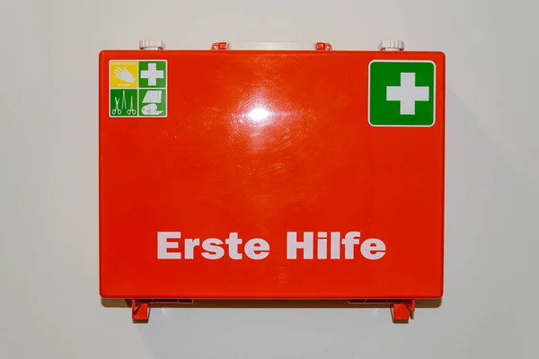 Orange first aid case labeled in German language ���First Help��