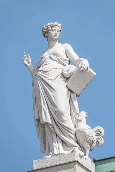 Alte Dachstatue einer sinnlichen nackten Renaissance-Frau mit einem — Stockfoto