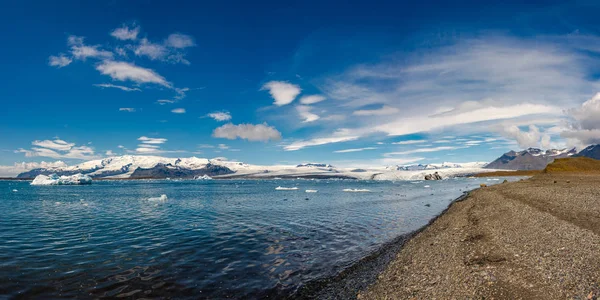 Panoramic view of Glacier Lagoon Jokulsarlon with icebergs and V — Stock Photo, Image