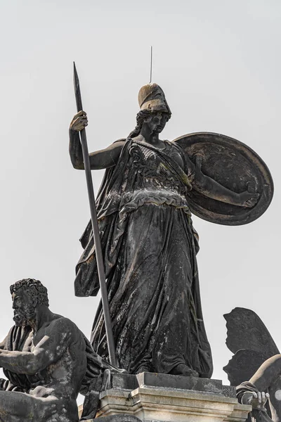 Alte Statue einer Römerin mit Turmspitze und Schild in der Mitte — Stockfoto