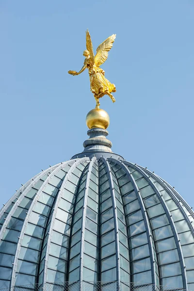 Alte Statue eines goldenen Engels als Krieger und Verteidiger auf dem Platz — Stockfoto