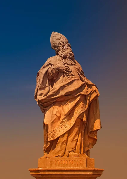 Antigua Estatua San Fridericus Puente Ciudad Vieja Iluminada Por Sol —  Fotos de Stock