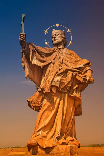 Antigua Estatua San Nepomuk Puente Ciudad Vieja Iluminada Con Sol —  Fotos de Stock