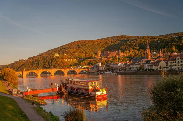 Fantastisk Rödaktig Solnedgång Över Gamla Stan Slott Och Huvudstadsbron Heidelberg — Stockfoto