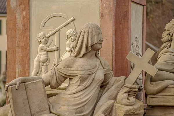 Antigua Estatua Diosa Minerva Con Cruz Libro Puente Viejo Heidelberg — Foto de Stock