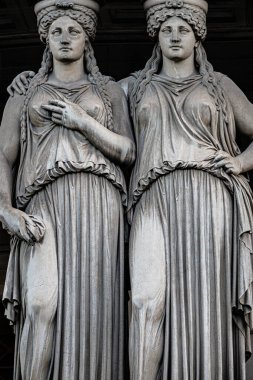 Avusturya, Viyana 'daki parlamento binasında iki şehvetli Roma Rönesansı kadını heykeli