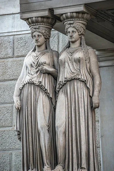 Statue Two Sensual Roman Renaissance Era Women Parliament Building Vienna — Stock Photo, Image