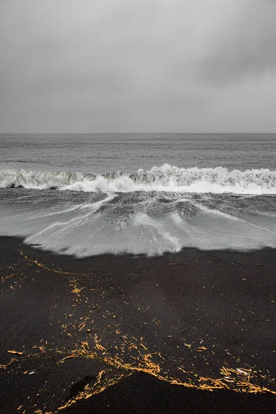 Вид Вулканический Пляж Черным Песком Океанские Волны Возле Вика Южная — стоковое фото
