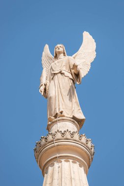 Evanjelik Kilisesi 'ndeki kanatlı melek heykeli Saint Nikolai mavi gökyüzünde, Potsdam, Almanya
