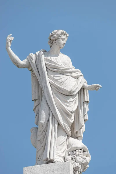 Статуя Даху Філософа Поета Епохи Відродження Мішком Їжею Фруктами Потсдамі — стокове фото
