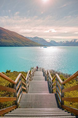 Altın Sonbaharda Patagonya'daki büyük Perito Moreno buzulu yakınlarındaki Lago Argentino'da doğrudan güneş ışığı görünümü, Güney Amerika, güneşli bir gün, mavi gökyüzü