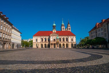 City Hall (Rathaus), Magdeburg Magdeburg Altın Binicilik heykeli panoramik görünümü mavi gökyüzü ve güneşli bir gün, Almanya, yaz saati