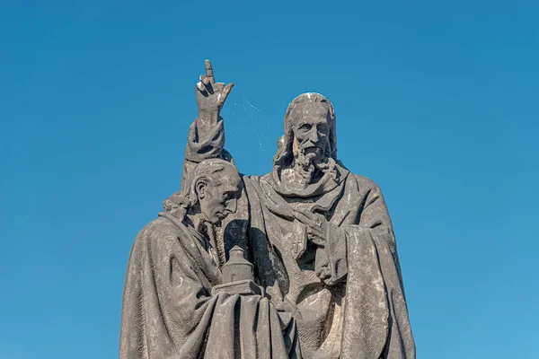 Antigua Estatua Dos Monjes Con Biblia Puente Carlos Praga Cielo — Foto de Stock