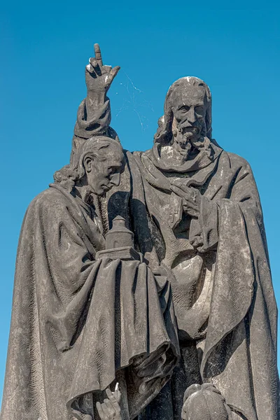 Alte Statue Zweier Mönche Mit Bibel Auf Der Karlsbrücke Prag — Stockfoto