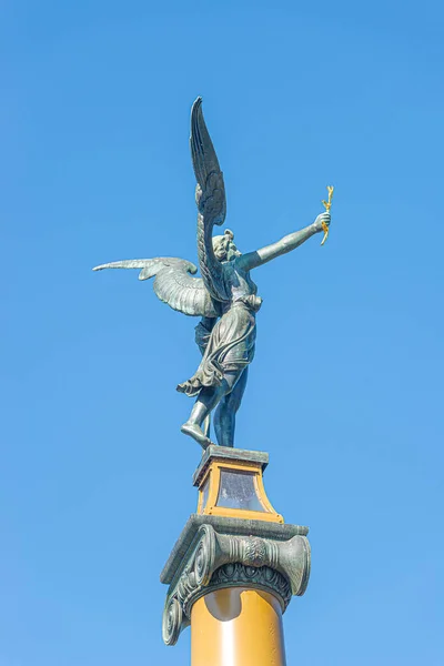 Statue Eines Schönen Engels Mit Flügeln Der Spitze Der Säule — Stockfoto