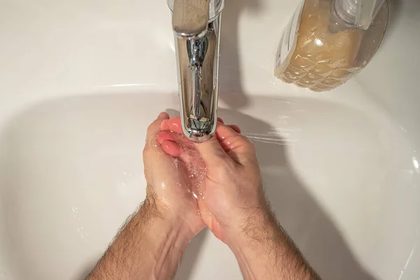 Vista Cima Lavar Cuidadosamente Mãos Com Sabão Líquido Banheiro Como — Fotografia de Stock